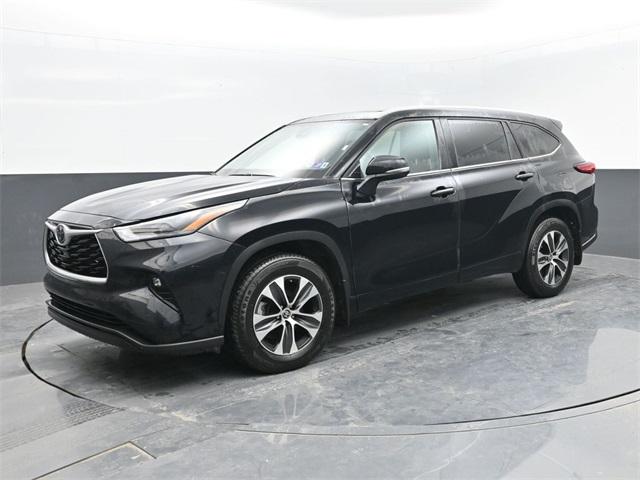 Used 2022 Toyota Highlander XLE with VIN 5TDGZRBH0NS589602 for sale in Grafton, WV