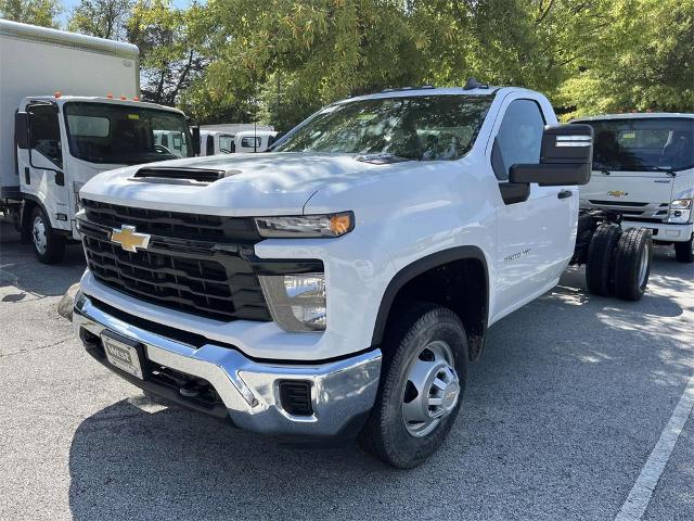 2024 Chevrolet Silverado 3500 HD Chassis Cab Vehicle Photo in ALCOA, TN 37701-3235