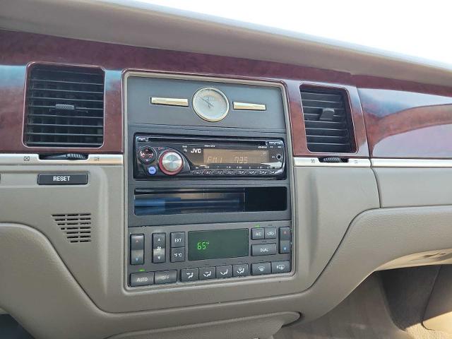 2004 Lincoln Town Car Vehicle Photo in MIDLAND, TX 79703-7718