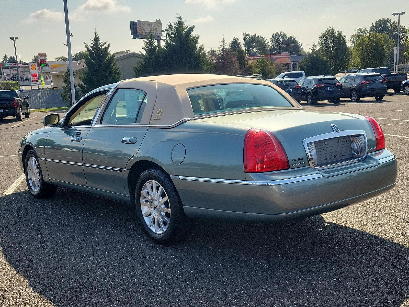 2006 Lincoln Town Car Vehicle Photo in Trevose, PA 19053