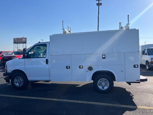 2024 Chevrolet Express Cutaway 3500 Vehicle Photo in COLUMBIA, MO 65203-3903