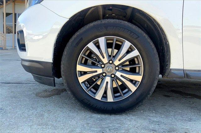 2017 Nissan Pathfinder Vehicle Photo in TOPEKA, KS 66609-0000