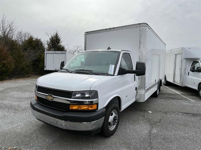 2023 Chevrolet Express Cutaway 3500 Vehicle Photo in ALCOA, TN 37701-3235