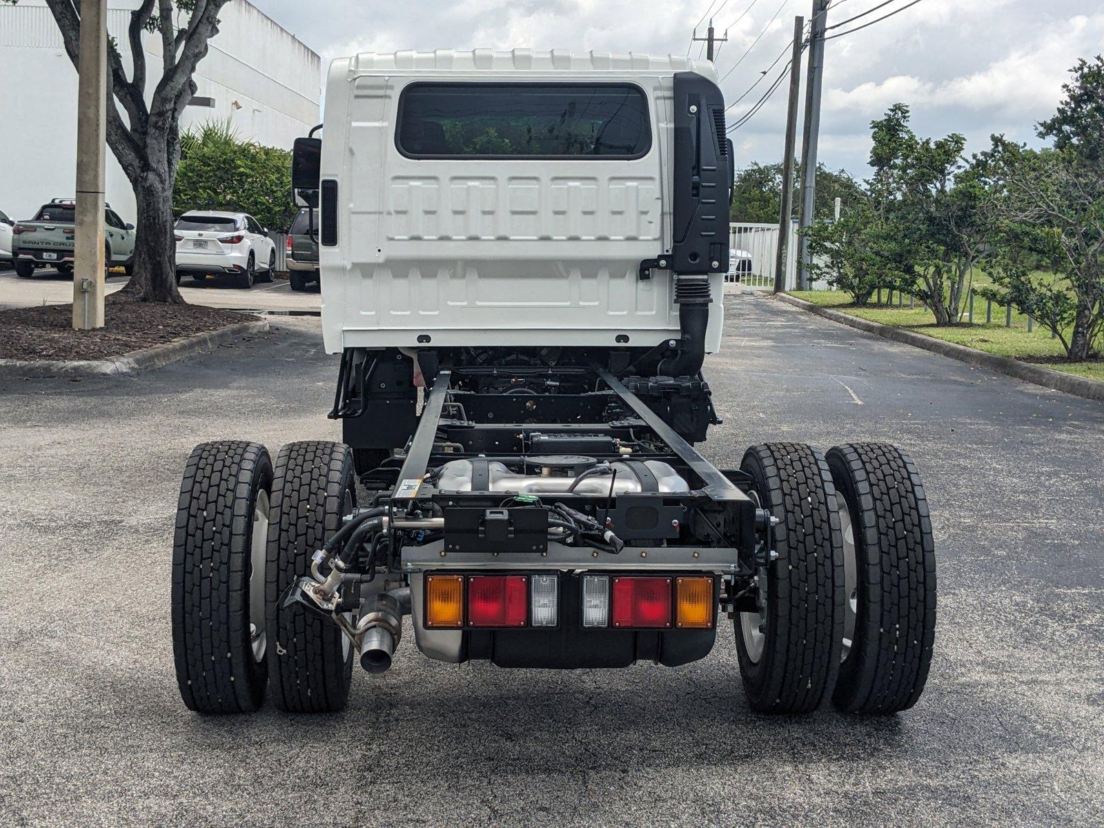 2025 Chevrolet Low Cab Forward 5500 XG Vehicle Photo in GREENACRES, FL 33463-3207