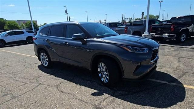 Used 2020 Toyota Highlander Limited with VIN 5TDDZRBH3LS025555 for sale in Saint Cloud, Minnesota