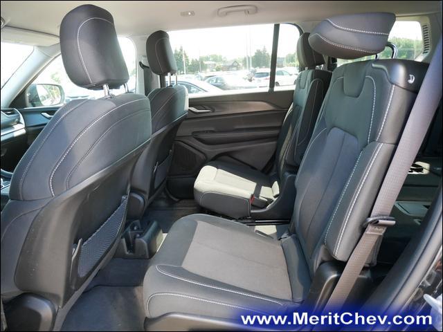 2023 Jeep Grand Cherokee L Vehicle Photo in MAPLEWOOD, MN 55119-4794