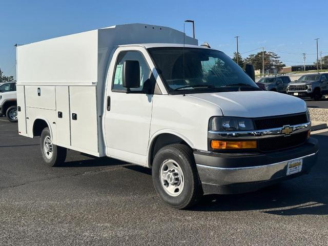 2024 Chevrolet Express Cutaway 3500 Vehicle Photo in COLUMBIA, MO 65203-3903