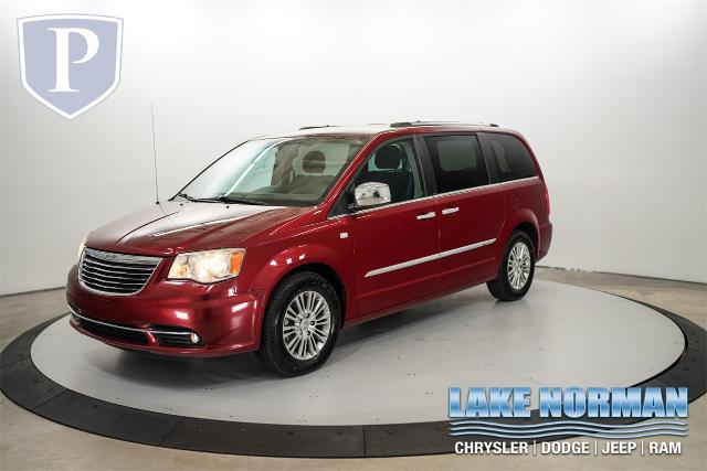2014 Chrysler Town & Country Vehicle Photo in Cornelius, NC 28031-6318