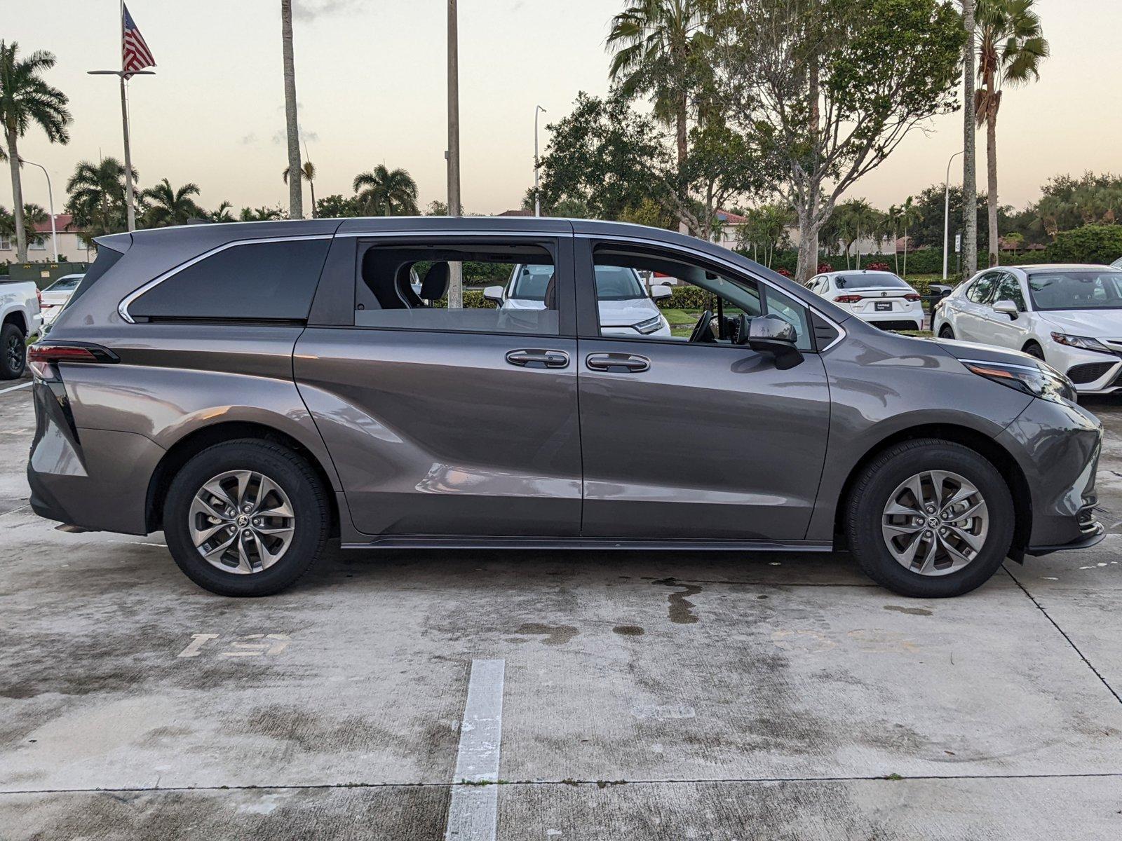 2024 Toyota Sienna Vehicle Photo in Davie, FL 33331