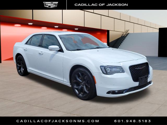 Select 2022 Chrysler 300