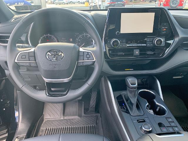 2024 Toyota Highlander Vehicle Photo in MOON TOWNSHIP, PA 15108-2571