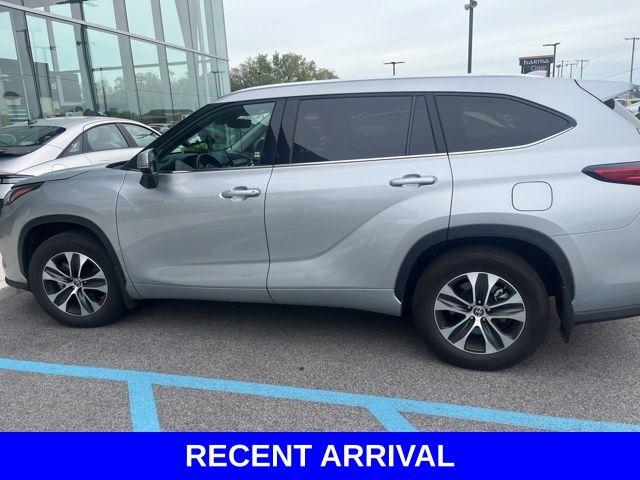 2021 Toyota Highlander Vehicle Photo in Merrillville, IN 46410-5311