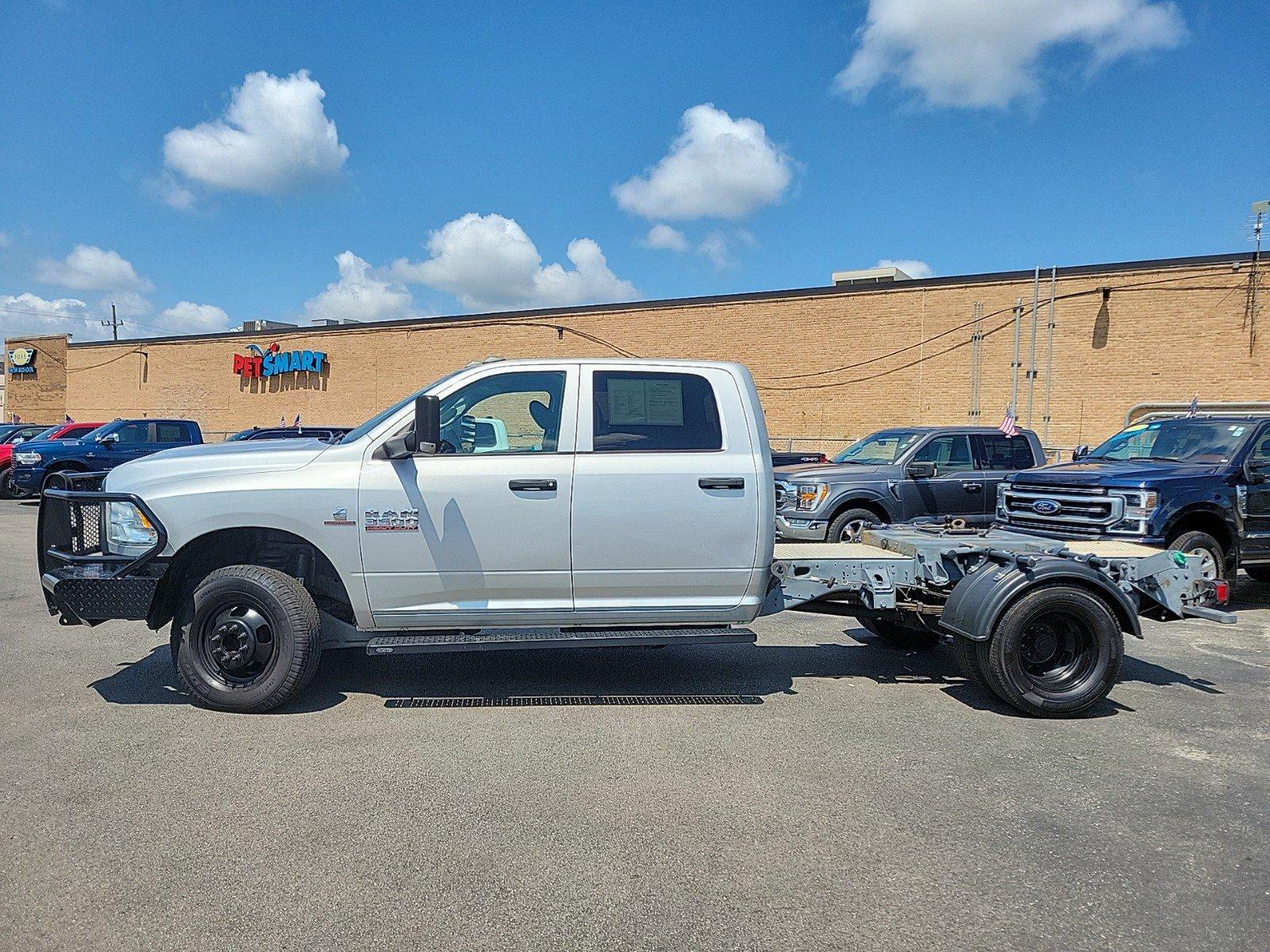 2018 Ram 3500 Chassis Cab Vehicle Photo in Saint Charles, IL 60174