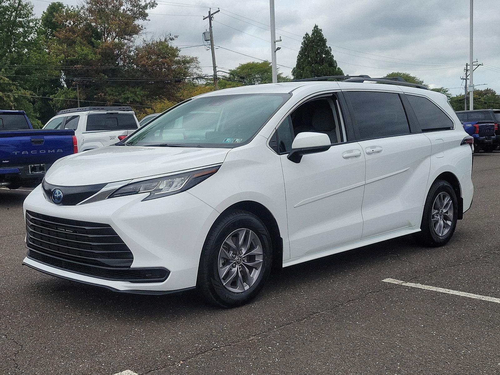 2022 Toyota Sienna Vehicle Photo in Trevose, PA 19053