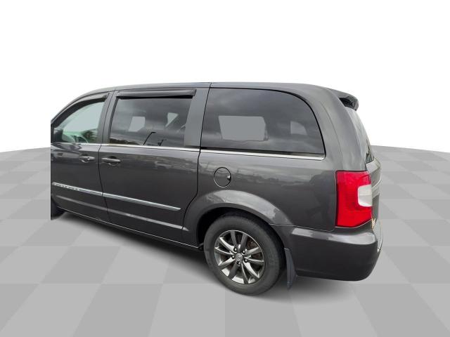 2015 Chrysler Town & Country Vehicle Photo in MASSENA, NY 13662-2255