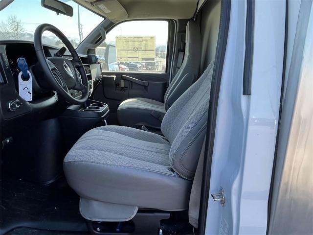 2023 Chevrolet Express Cutaway 3500 Vehicle Photo in ALCOA, TN 37701-3235