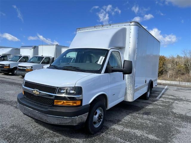 2023 Chevrolet Express Cutaway 3500 Vehicle Photo in ALCOA, TN 37701-3235