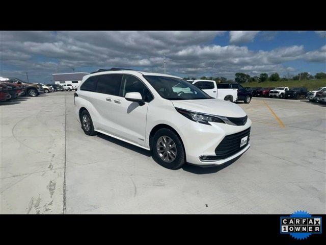 Used 2021 Toyota Sienna XLE with VIN 5TDJSKFC3MS024243 for sale in Centralia, MO