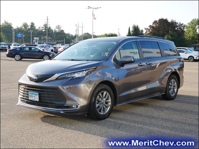 2022 Toyota Sienna Vehicle Photo in MAPLEWOOD, MN 55119-4794