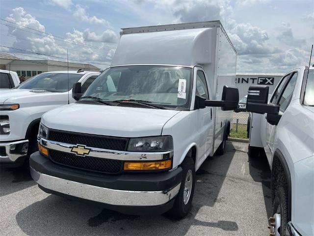 2024 Chevrolet Express Cutaway 3500 Vehicle Photo in ALCOA, TN 37701-3235