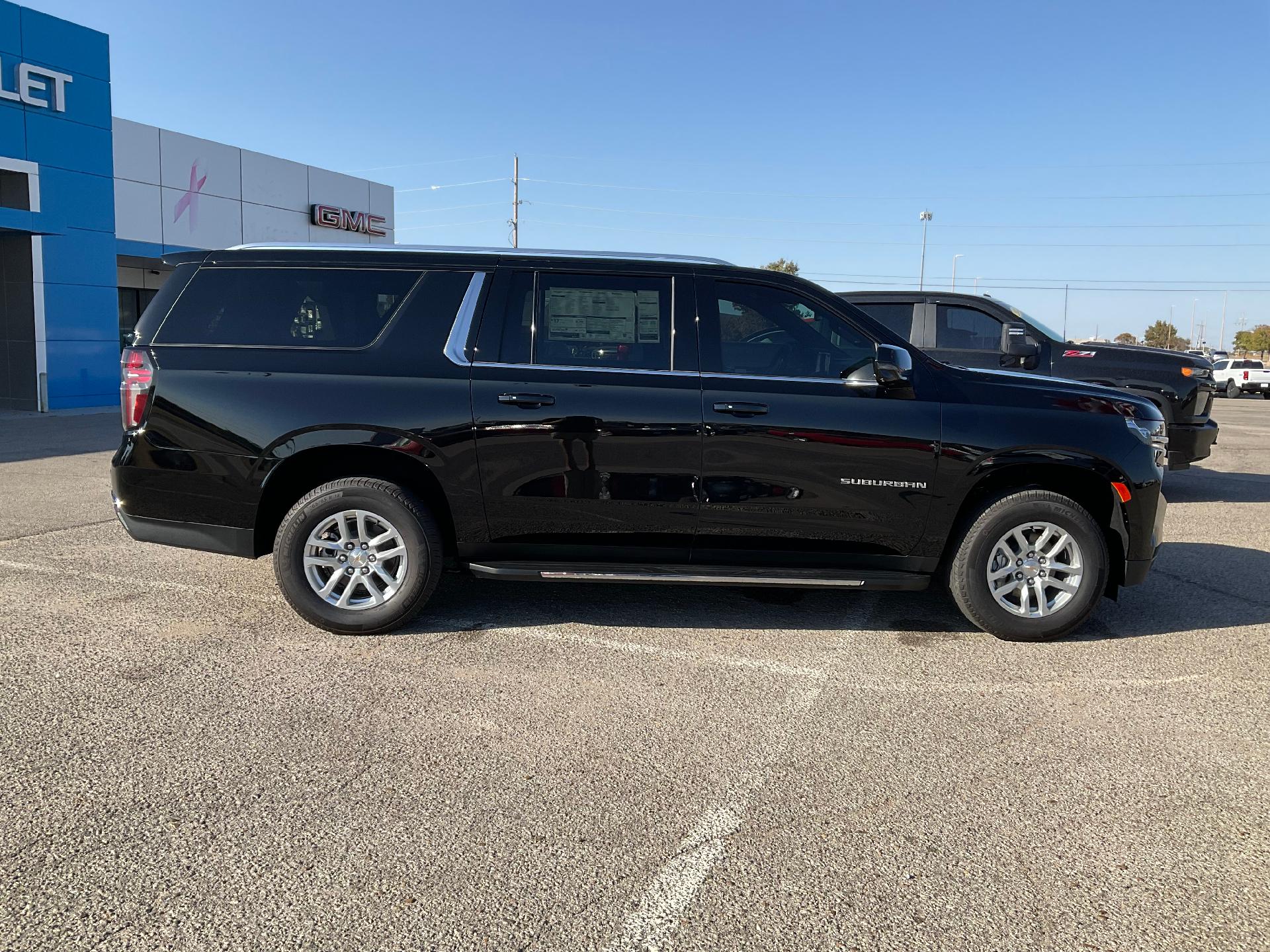 2024 Chevrolet Suburban Vehicle Photo in PONCA CITY, OK 74601-1036