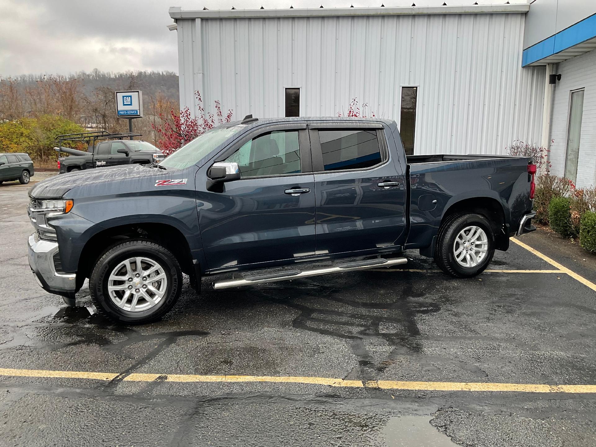 Used 2021 Chevrolet Silverado 1500 LT with VIN 1GCUYDED4MZ302857 for sale in Bellaire, OH