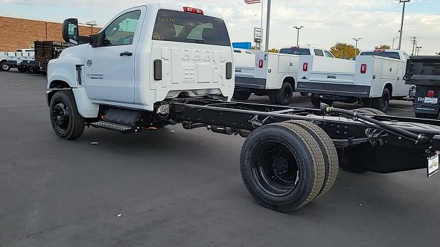 2024 Chevrolet Silverado Chassis Cab Vehicle Photo in JOLIET, IL 60435-8135