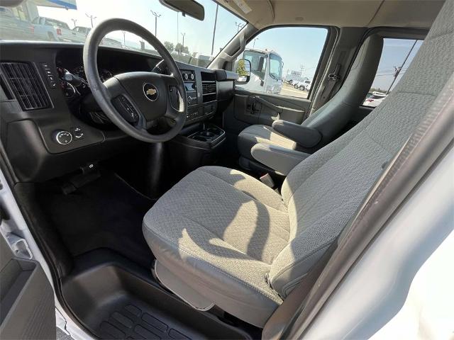 2020 Chevrolet Express Passenger 3500 Vehicle Photo in ALCOA, TN 37701-3235