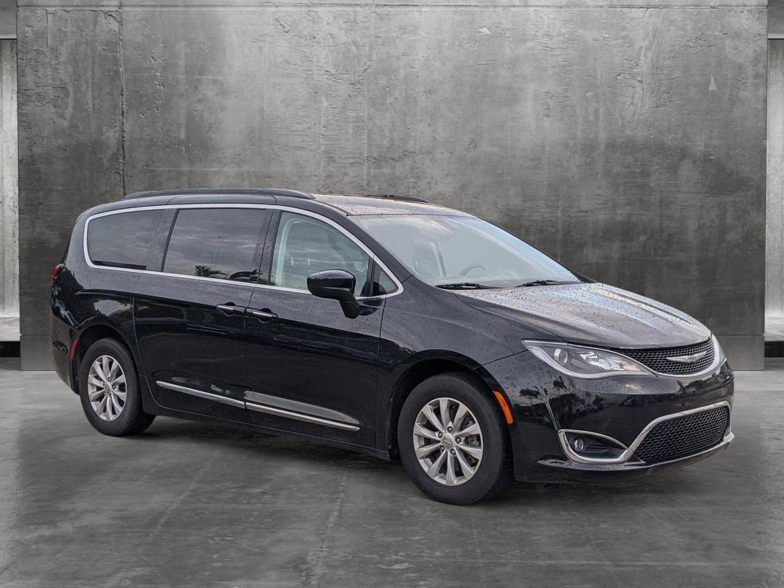 2017 Chrysler Pacifica Vehicle Photo in Pembroke Pines, FL 33027