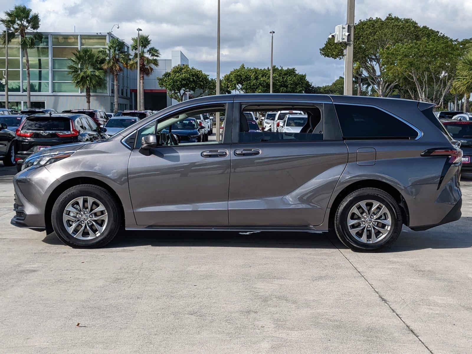 2024 Toyota Sienna Vehicle Photo in Davie, FL 33331