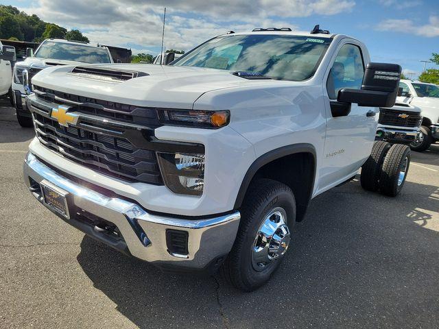 2024 Chevrolet Silverado 3500 HD Chassis Cab Vehicle Photo in DANBURY, CT 06810-5034