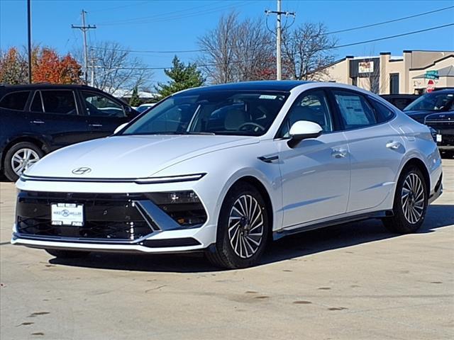 2025 Hyundai SONATA Hybrid Vehicle Photo in Peoria, IL 61615