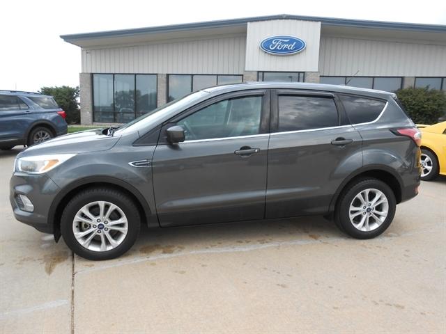 Used 2017 Ford Escape SE with VIN 1FMCU9GD8HUE40160 for sale in Tyndall, SD