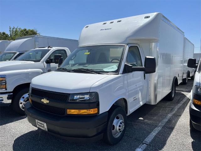 2023 Chevrolet Express Cutaway 4500 Vehicle Photo in ALCOA, TN 37701-3235