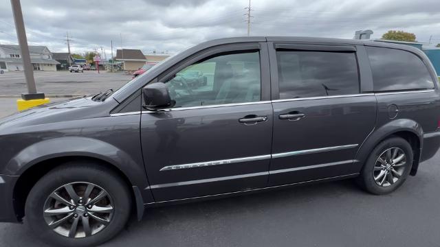 2015 Chrysler Town & Country Vehicle Photo in MASSENA, NY 13662-2255