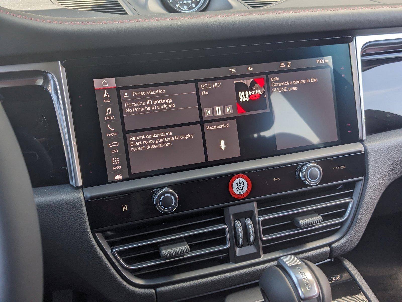 2024 Porsche Macan Vehicle Photo in TIMONIUM, MD 21093-2300