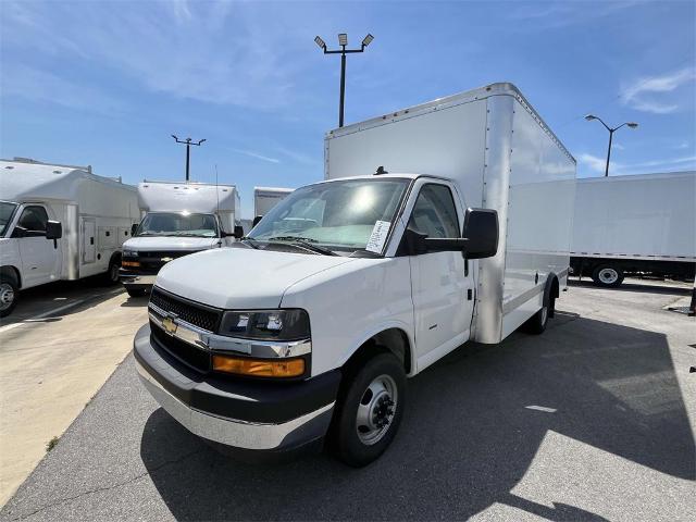 2023 Chevrolet Express Cutaway 3500 Vehicle Photo in ALCOA, TN 37701-3235