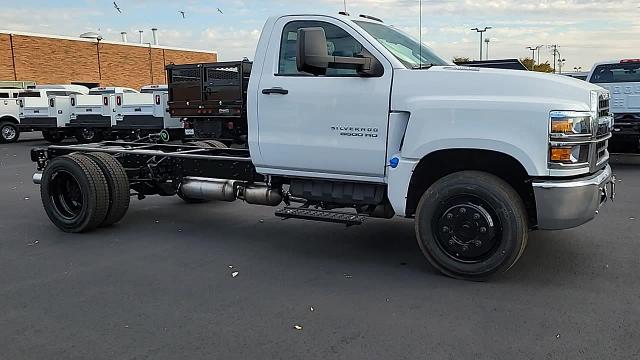 2024 Chevrolet Silverado Chassis Cab Vehicle Photo in JOLIET, IL 60435-8135