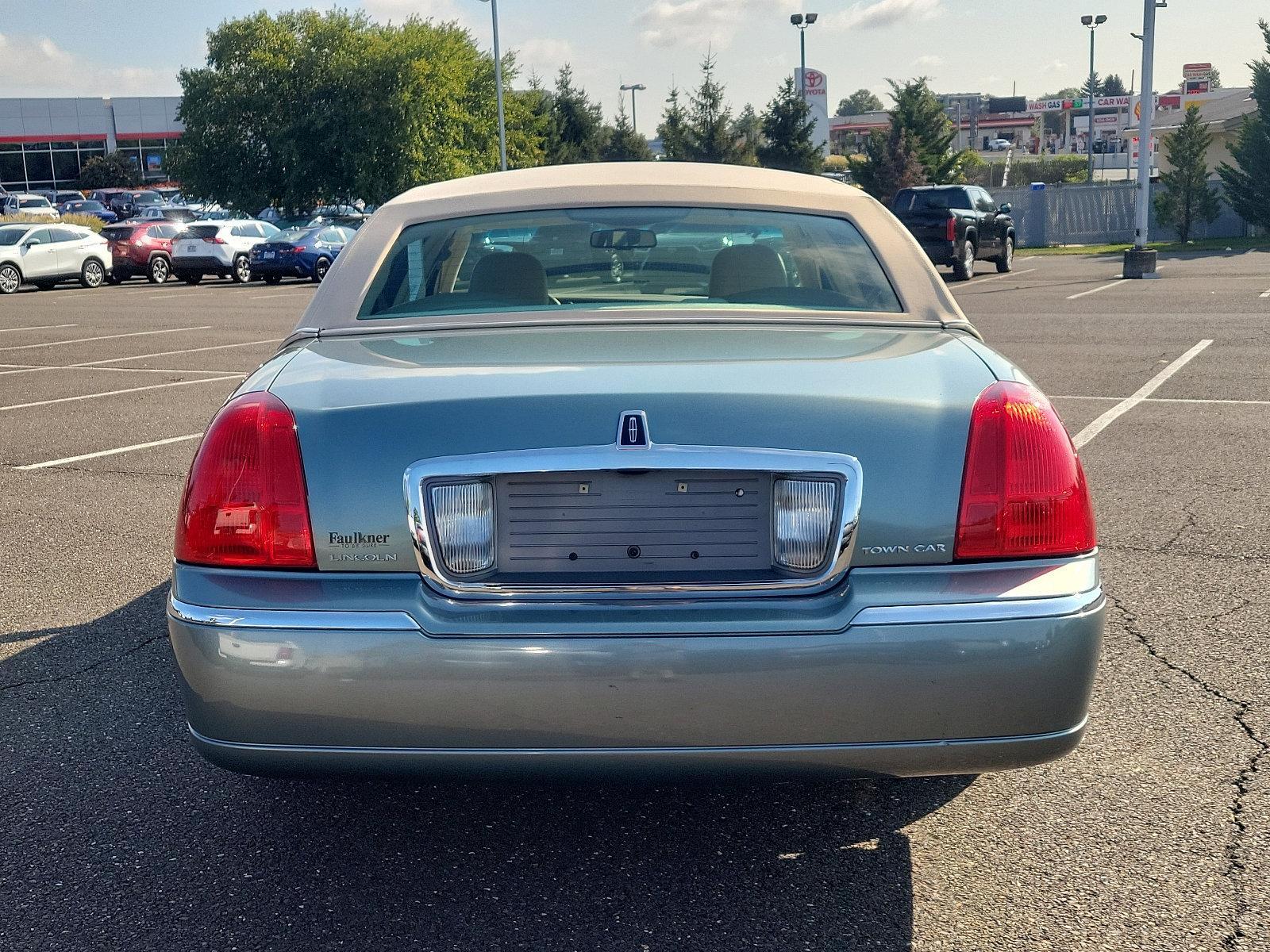 2006 Lincoln Town Car Vehicle Photo in Trevose, PA 19053