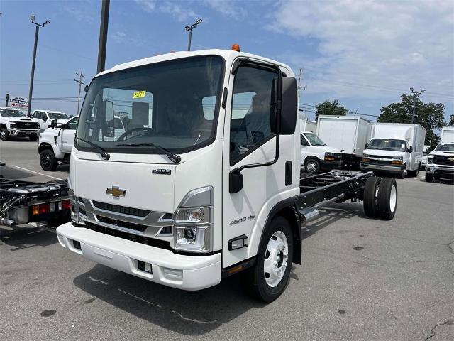 2025 Chevrolet Low Cab Forward 4500 Vehicle Photo in ALCOA, TN 37701-3235