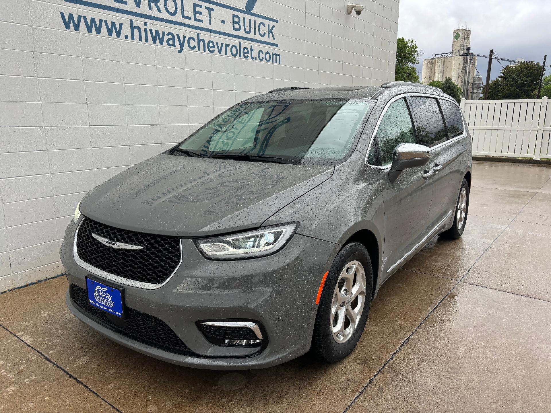 Used 2022 Chrysler Pacifica Limited with VIN 2C4RC1GG6NR133494 for sale in Rock Valley, IA