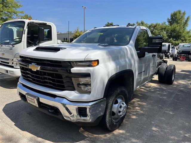 2024 Chevrolet Silverado 3500 HD Chassis Cab Vehicle Photo in ALCOA, TN 37701-3235