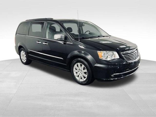 2016 Chrysler Town & Country Vehicle Photo in MEDINA, OH 44256-9631