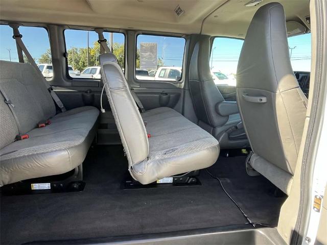 2020 Chevrolet Express Passenger 3500 Vehicle Photo in ALCOA, TN 37701-3235