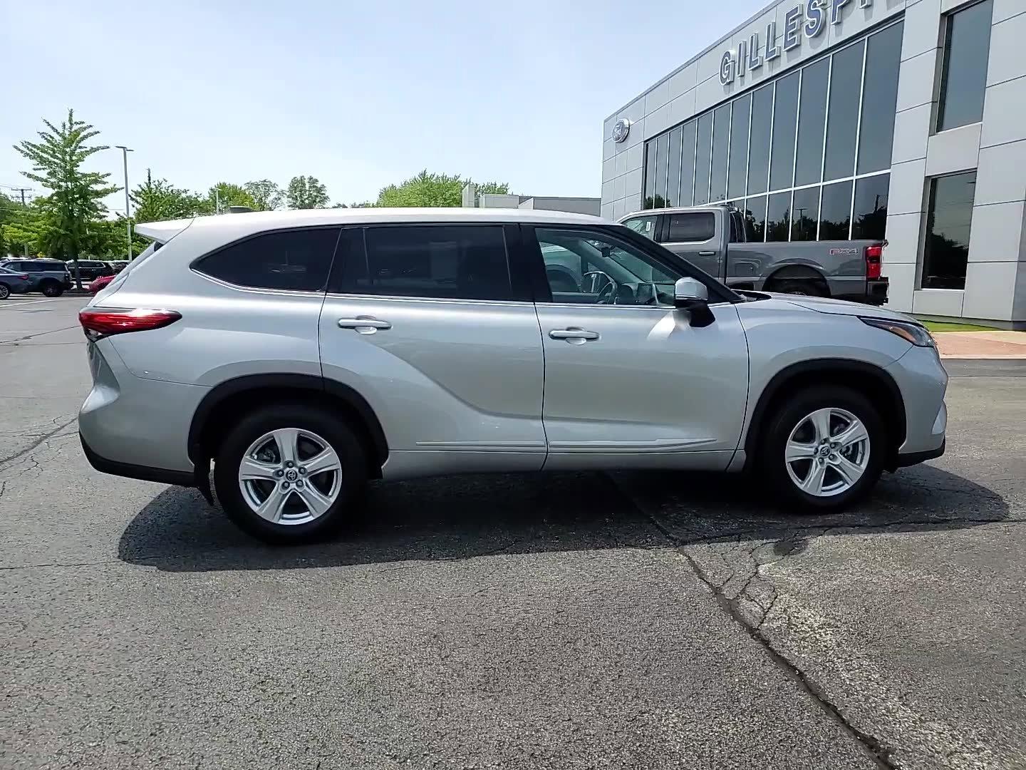 Used 2022 Toyota Highlander LE with VIN 5TDBZRBH0NS173950 for sale in Gurnee, IL