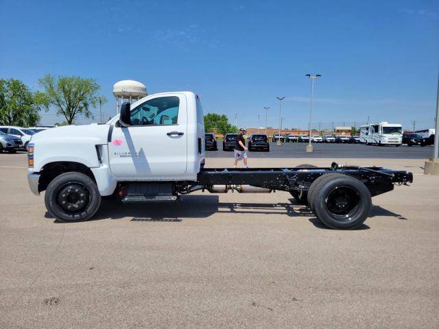 2024 Chevrolet Silverado Chassis Cab Vehicle Photo in JOLIET, IL 60435-8135