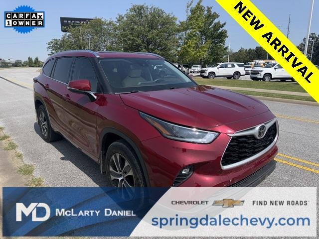 Used 2021 Toyota Highlander XLE with VIN 5TDGZRAH5MS086860 for sale in Springdale, AR