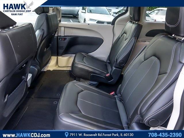 2024 Chrysler Pacifica Vehicle Photo in Saint Charles, IL 60174