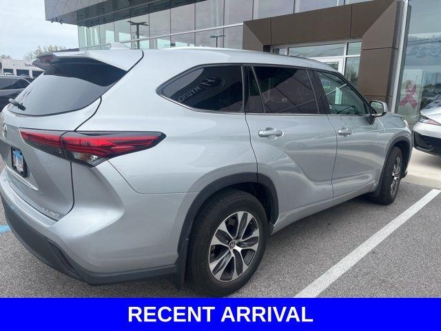 2021 Toyota Highlander Vehicle Photo in Merrillville, IN 46410-5311