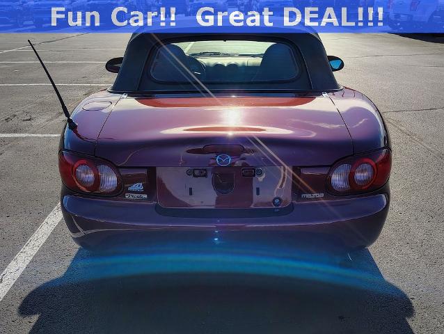 2003 Mazda MX-5 Miata Vehicle Photo in GREEN BAY, WI 54304-5303